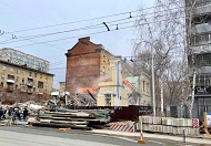 В центре Новосибирска сносят историческое здание — смотрим на видео, как его превратили в руины
