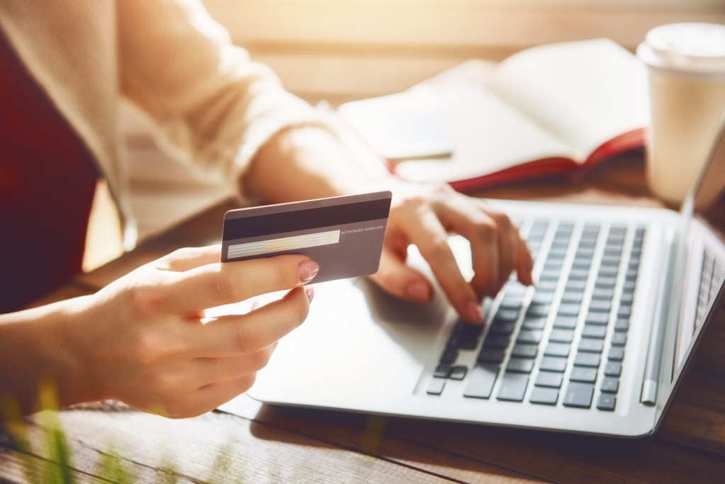 online-shopping-concept-PVV3ZP8.jpg