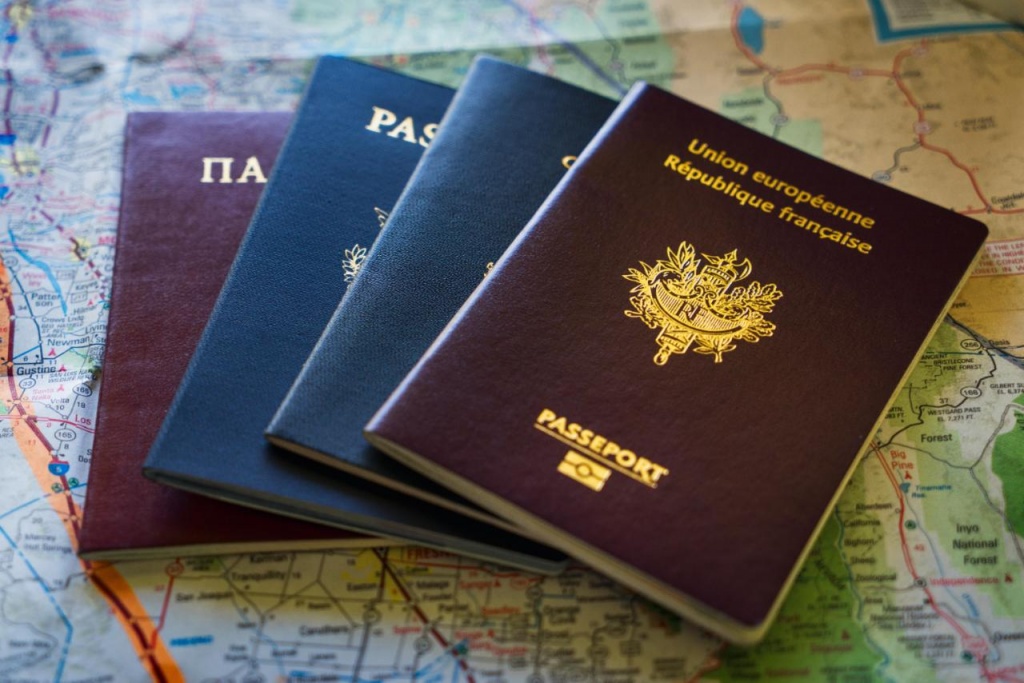 547840_101182417_F5F46N_A_selection_of_international_passports_sitting_on_a_map-xlarge.jpg