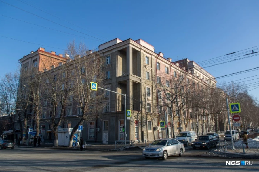 Жилой дом рабочая пятилетка новосибирск. Дом с часами красный проспект 11. Жилой дом рабочая пятилетка новосибирск. Рабочий дом в новосибирске. Рабочий дом в новосибирске.